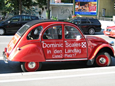 Die Sieger-Ente (roter Citroen 2CV mit Logo)