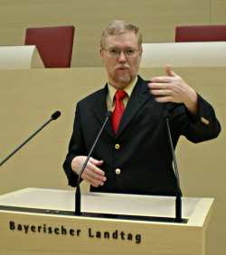 Dominic R. Scales am Rednerpult im Landtag